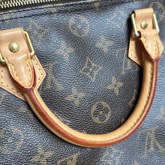 Louis Vuitton Speedy 30 in Monogram Canvas - Picture 4 of 11